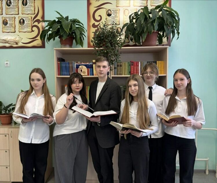 Читающие лингвисты команда.jpg